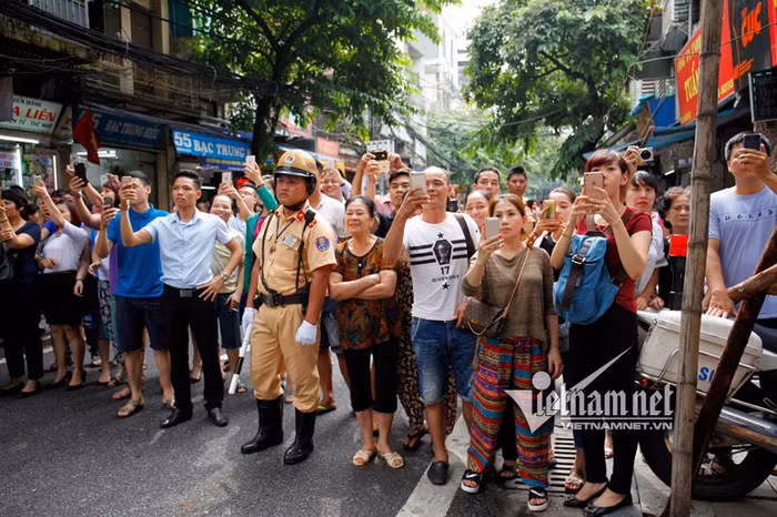 Tổng thống Pháp sánh bước cùng GS Ngô Bảo Châu ảnh 22