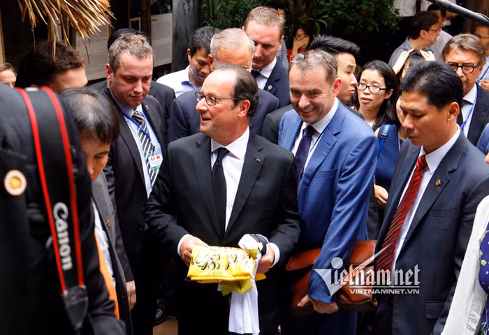 Tổng thống Pháp sánh bước cùng GS Ngô Bảo Châu ảnh 19