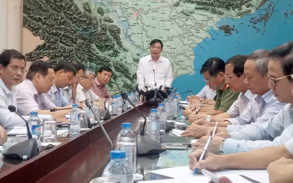 Họp khẩn 13 tỉnh chống bão số 4 ảnh 1