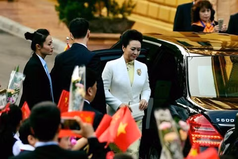 Bóng hồng kể chuyện bảo vệ nguyên thủ ảnh 2