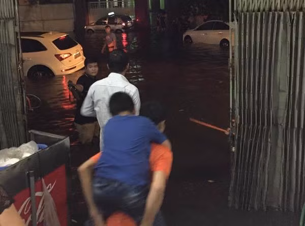 Mưa dữ dội, lụt, tắc khắp Hà Nội ảnh 11