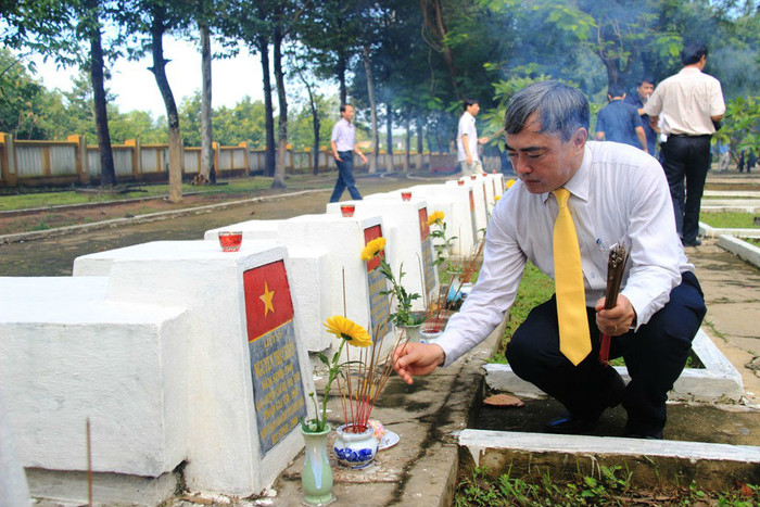 Bộ trưởng Trương Minh Tuấn viếng liệt sĩ ngành Bưu điện ảnh 1