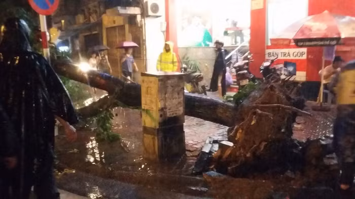 Mưa dữ dội, lụt, tắc khắp Hà Nội ảnh 26
