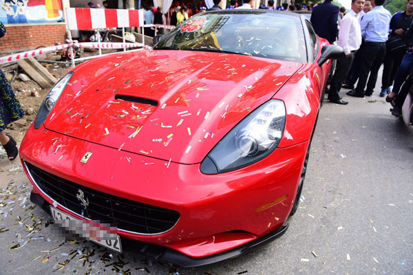 Siêu xe Ferrari màu đỏ nổi bật trong dàn xe ăn hỏi gây chú ý cho quan khách. Sau lễ hỏi, doanh nhân Doãn Văn Phương đã đón dâu về Hà Nội. Hoa hậu Thu Ngân xinh đẹp trong chiếc áo dài trắng tinh khôi, gương mặt rạng ngời hạnh phúc và tay cầm nón lá theo phong tục đón dâu của Thanh Hoá. Siêu xe Ferrari màu đỏ nổi bật trong dàn xe ăn hỏi gây chú ý cho quan khách. Sau lễ hỏi, doanh nhân Doãn Văn Phương đã đón dâu về Hà Nội. Hoa hậu Thu Ngân xinh đẹp trong chiếc áo dài trắng tinh khôi, gương mặt rạng ngời hạnh phúc và tay cầm nón lá theo phong tục đón dâu của Thanh Hoá.