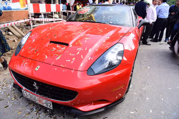 Siêu xe Ferrari màu đỏ nổi bật trong dàn xe ăn hỏi gây chú ý cho quan khách. Sau lễ hỏi, doanh nhân Doãn Văn Phương đã đón dâu về Hà Nội. Hoa hậu Thu Ngân xinh đẹp trong chiếc áo dài trắng tinh khôi, gương mặt rạng ngời hạnh phúc và tay cầm nón lá theo phong tục đón dâu của Thanh Hoá.