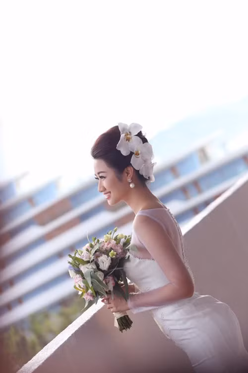 Sau khi đăng quang Hoa hậu, người đẹp ít hoạt động showbiz. Sau khi đăng quang Hoa hậu, người đẹp ít hoạt động showbiz.