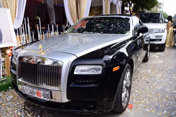 Chiếc xe siêu sang Rolls-Royce Ghost được sử dụng trong lễ ăn hỏi của Hoa hậu Bản sắc Việt Thu Ngân và doanh nhân Doãn Phương.