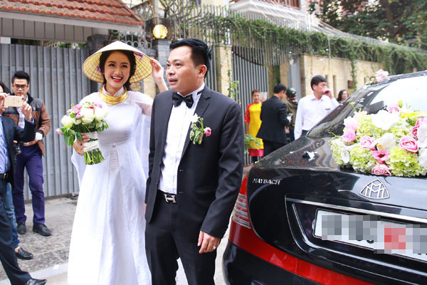 Chú rể đón được cô dâu vào tư gia tại Mỹ Đình, Hà Nội trong sự chúc phúc và vui mừng của người thân, bạn bè... Chú rể đón được cô dâu vào tư gia tại Mỹ Đình, Hà Nội trong sự chúc phúc và vui mừng của người thân, bạn bè...