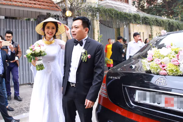 Chú rể đón được cô dâu vào tư gia tại Mỹ Đình, Hà Nội trong sự chúc phúc và vui mừng của người thân, bạn bè...