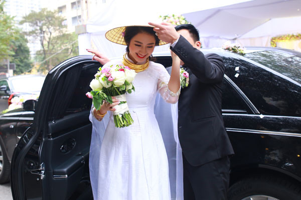 Chú rể che nón lá cho vợ sắp cưới - người đẹp Hải Phòng Chú rể che nón lá cho vợ sắp cưới - người đẹp Hải Phòng