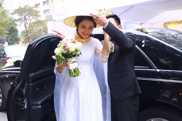 Chú rể che nón lá cho vợ sắp cưới - người đẹp Hải Phòng