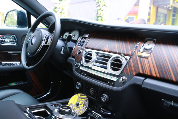 Cận cảnh nội thất sang trọng của chiếc xe. Cận cảnh nội thất sang trọng của chiếc xe.