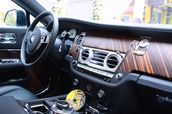 Cận cảnh nội thất sang trọng của chiếc xe.