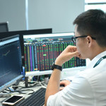 VN-Index quay lại đỉnh cũ, nhà đầu tư nên làm gì ?