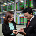 VN-Index tiệm cận đỉnh 3 năm, nhà đầu tư nên làm gì?
