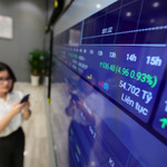  VN-Index rung lắc sát 1.350 điểm, nhà đầu tư thận trọng khi bắt sóng
