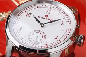 Bộ sưu tập Porcelain Odyssey của Atelier Wen sử dụng mặt đồng hồ bằng sứ trong nhiều phiên bản, gợi nhớ tới nghệ thuật gốm sứ tinh xảo của Trung Quốc