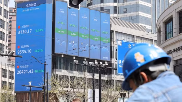 Cổ phiếu Trung Quốc giảm mạnh vào thứ Hai sau khi ông Donald Trump tăng thuế đối với Trung Quốc vào "ngày giải phóng" 