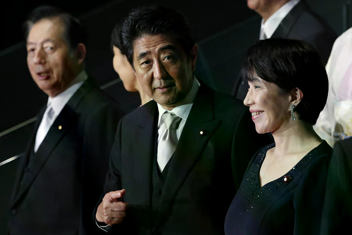 Là học trò thân cận của cố Thủ tướng Shinzo Abe và là người ủng hộ trung thành của chính sách kích thích kinh tế “Abenomics” khái niệm Sanaenomics của bà Takaichi cũng đang được chờ đợi cả từ phía ủng hộ và bên phản đối sanae-takaichi-vs-abe.jpg