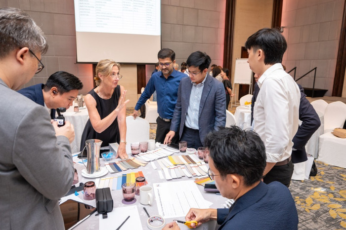 Bà Heleen van Gent, Giám đốc Sáng tạo của Trung tâm Mỹ thuật Toàn cầu của AkzoNobel, đã điều phối một buổi hội thảo về vai trò của màu sắc trong thiết ba-heleen-van-gent-giam-doc-sang-tao-cua-trung-tam-my-thuat-toan-cau-cua-akzonobel-da-dieu-phoi-mot-buoi-hoi-thao-ve-vai-tro-cua-mau-sac-trong-thiet.jpg