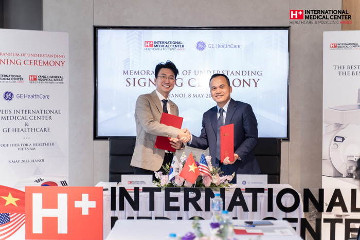 Tiến sĩ Kim Sang-il - Chủ tịch của H PLUS International Medical Center và ông Phạm Hồng Sơn - Tổng Giám đốc của GE HealthCare Việt Nam ký kết Biên bản ghi nhớ
