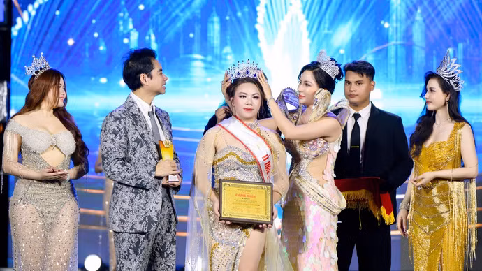 Trưởng BGK – Ca nhạc sĩ Ngọc Sơn (Chủ tịch Topstar Entertainment tại Việt Nam), Hoa hậu Nhân ái – Hoa hậu Thương hiệu Việt Nam 2024 Nguyễn Thị Thủy, Hoa hậu Doanh nhân Việt Nam 2026 Nguyễn Hoàng Vân thực hiện nghi thức trao giải cho nàng tân hậu. Photo: Team Bình Nguyễn