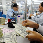 Mua bán ngoại tệ trái phép bị phạt tới 100 triệu đồng, người dân đổi tiền ở đâu an toàn?