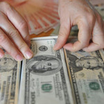 Tỷ giá USD/VND hôm nay ngày 1/12: Giá đô thế giới neo ở mức thấp, chợ đen ổn định