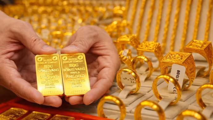 Giá vàng lại lao dốc, người ôm vàng lỗ hơn 11 triệu đồng/lượng
