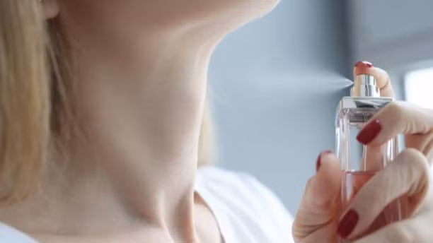 Xịt nước hoa lên cổ có khiến hóa chất đi thẳng đến tuyến giáp?