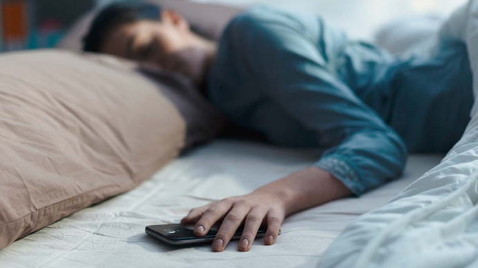 Ngủ không ngon vì điện thoại gần giường