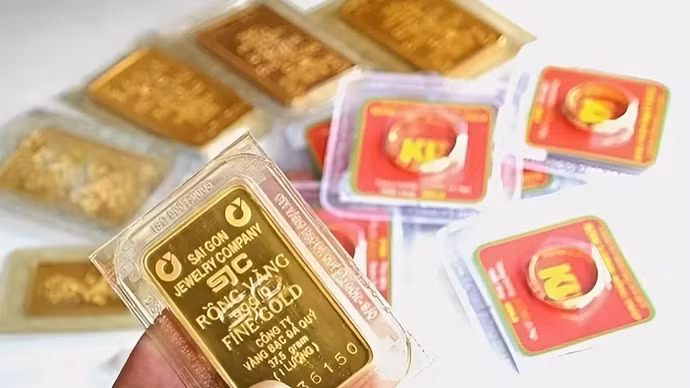 Vàng SJC neo cao, giá vàng thế giới quay đầu giảm sau cú tăng sốc