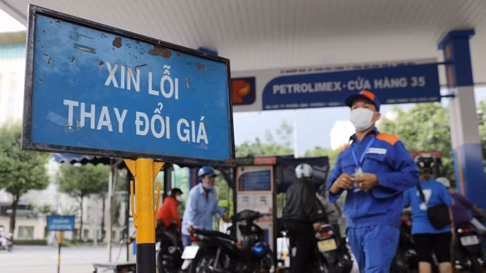 Giá xăng dầu tiếp tục giảm, xăng RON95-III dưới 23.000 đồng/lít