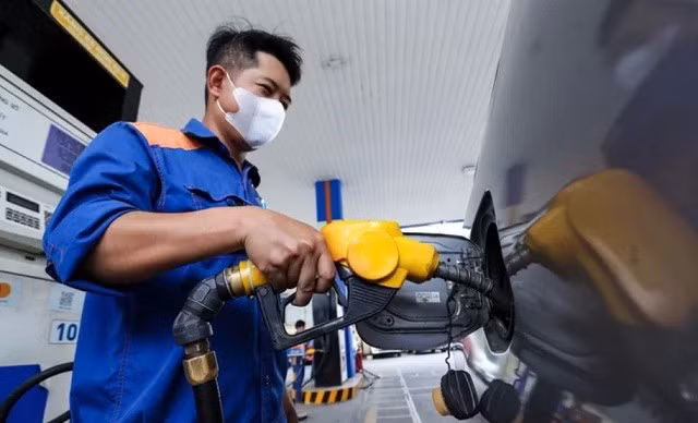 Giá xăng dầu tiếp tục giảm, dầu diesel giảm sâu gần 10.000 đồng/lít