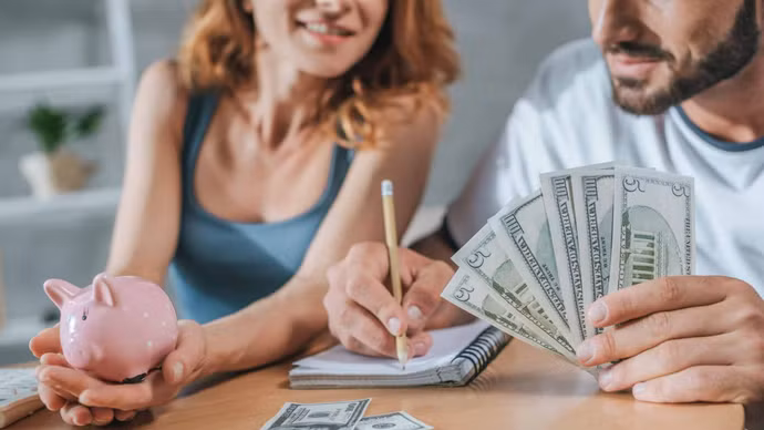 Thu nhập vợ vượt xa chồng, quản lý tiền thế nào “êm” trong hôn nhân?