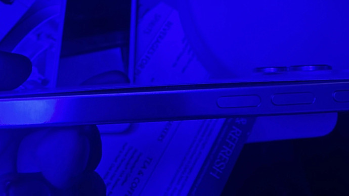 Tình trạng pin iPhone 16 Pro Max bị phồng khi đang trên máy bay (Nguồn: Reddit)