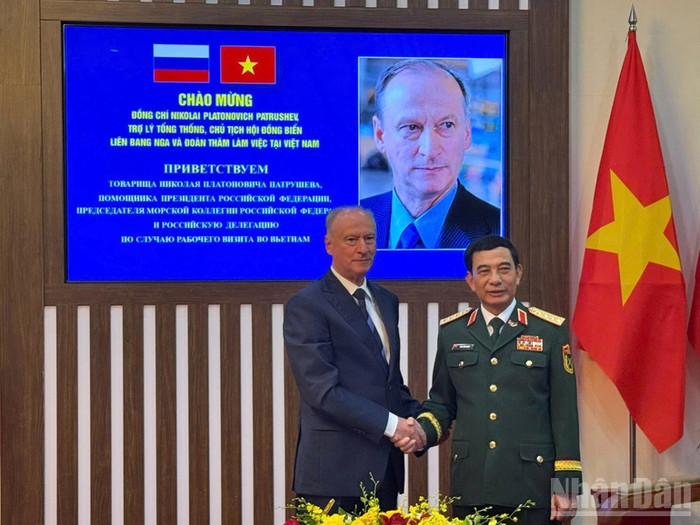 Đại tướng Phan Văn Giang chào đón Trợ lý Tổng thống, Chủ tịch Hội đồng Biển Liên bang Nga Nikolai Patrushev (Ảnh: Báo Nhân dân) image.jpg