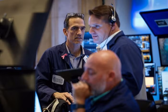 Chứng khoán Mỹ “đỏ lửa”, giá dầu giảm sâu