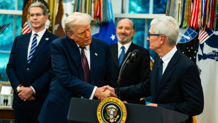 CEO Apple Tim Cook đã thuyết phục ông Trump từ bỏ kế hoạch iPhone “Made in USA” như thế nào? 