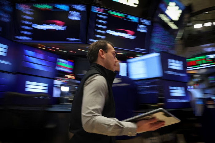 Dow Jones và S&P 500 trở lại đỉnh lịch sử, giá dầu trượt giảm gần 2%