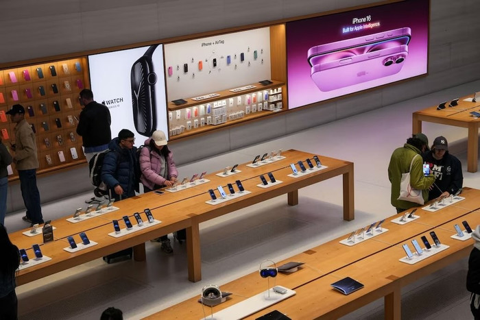 Ông Trump lại đe đánh thuế EU, Apple, thương chiến nguy cơ leo thang