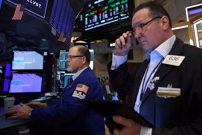 Chứng khoán Mỹ “xanh sàn”, giá dầu bật tăng