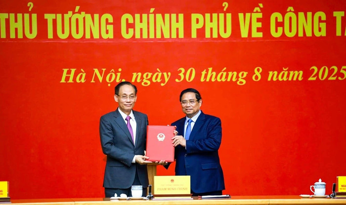 Thủ tướng Phạm Minh Chính trao quyết định cho ông Lê Hoài Trung, sáng 30/8. Ảnh: Nhật Bắc