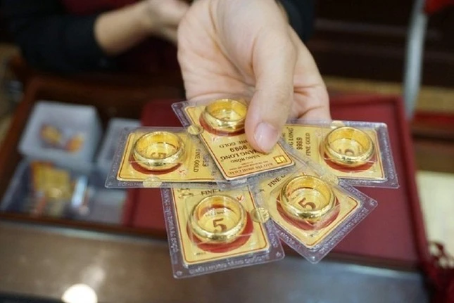 Vàng thế giới trượt về gần 2.600 USD, giá vàng nhẫn trong nước cũng mất gần 2 triệu đồng/lượng