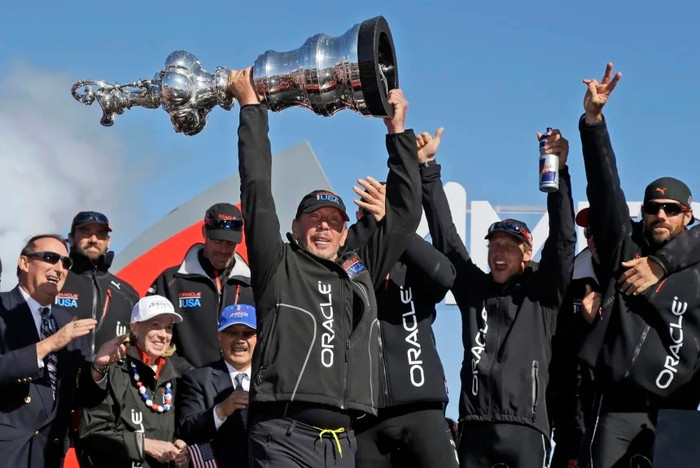 Larry Ellison cùng các tay đua sau khi đội Oracle Team USA chiến thắng giải đua thuyền buồm America's Cup vào năm 2013 ap587954033144.jpg