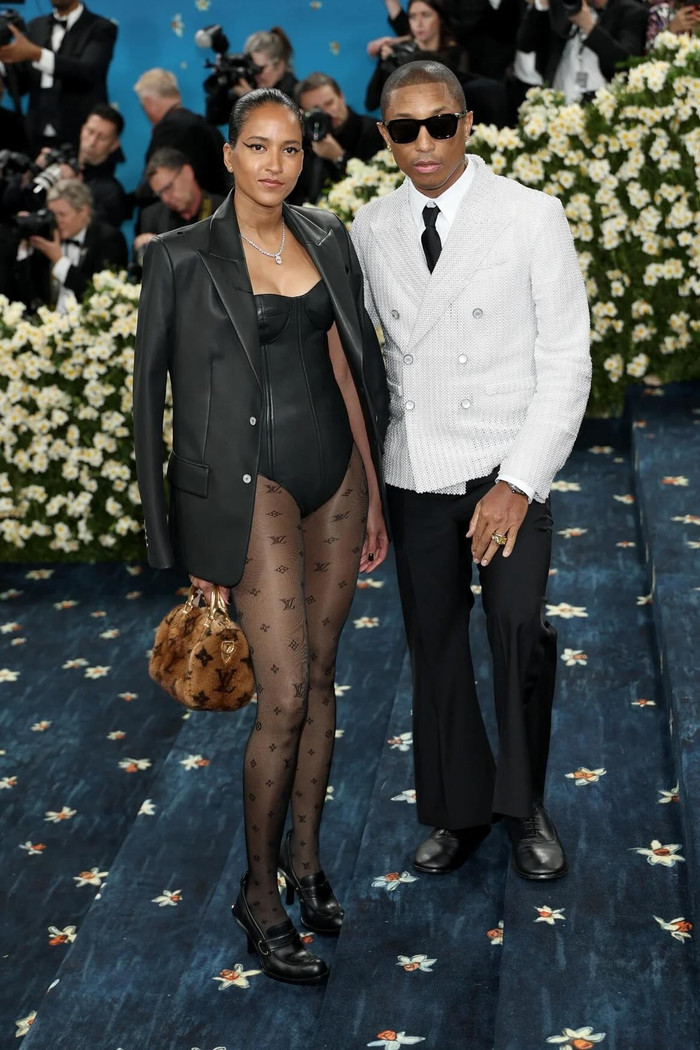 Rapper, nhà thiết kế thời trang, đồng chủ trì sự kiện Pharrell Williams và vợ Helen Lasichanh gettyimages-2213597998.jpg