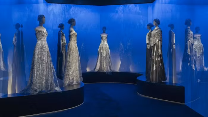 Bước vào thế giới Haute Couture của Giorgio Armani qua triển lãm kỷ niệm 20 năm