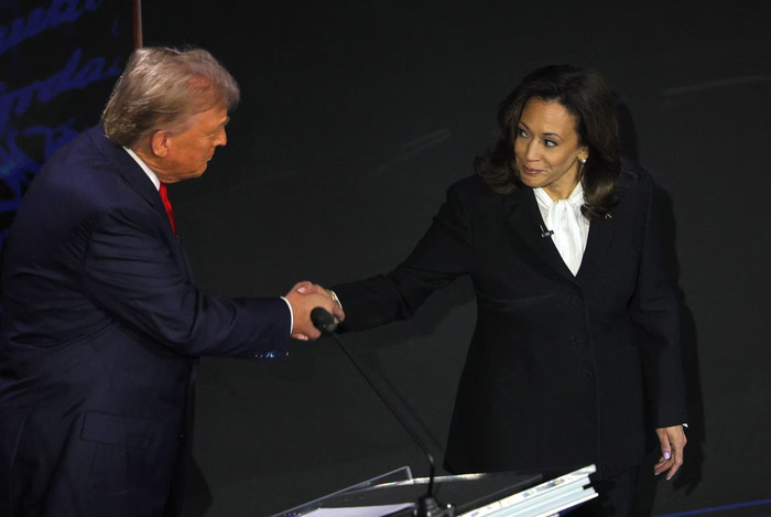 Ông Donald Trump và bà Kamala Harris tại cuộc tranh luận tối 10/9