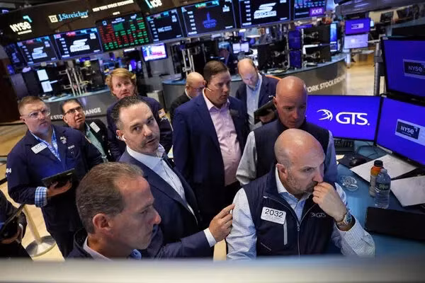 Chứng khoán Mỹ lao dốc trước thời điểm Chủ tịch Cục Dự trữ Liên bang phát biểu về lộ trình lãi suất