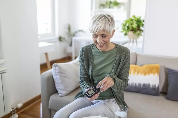 woman-diabetes-monitor-check.jpg